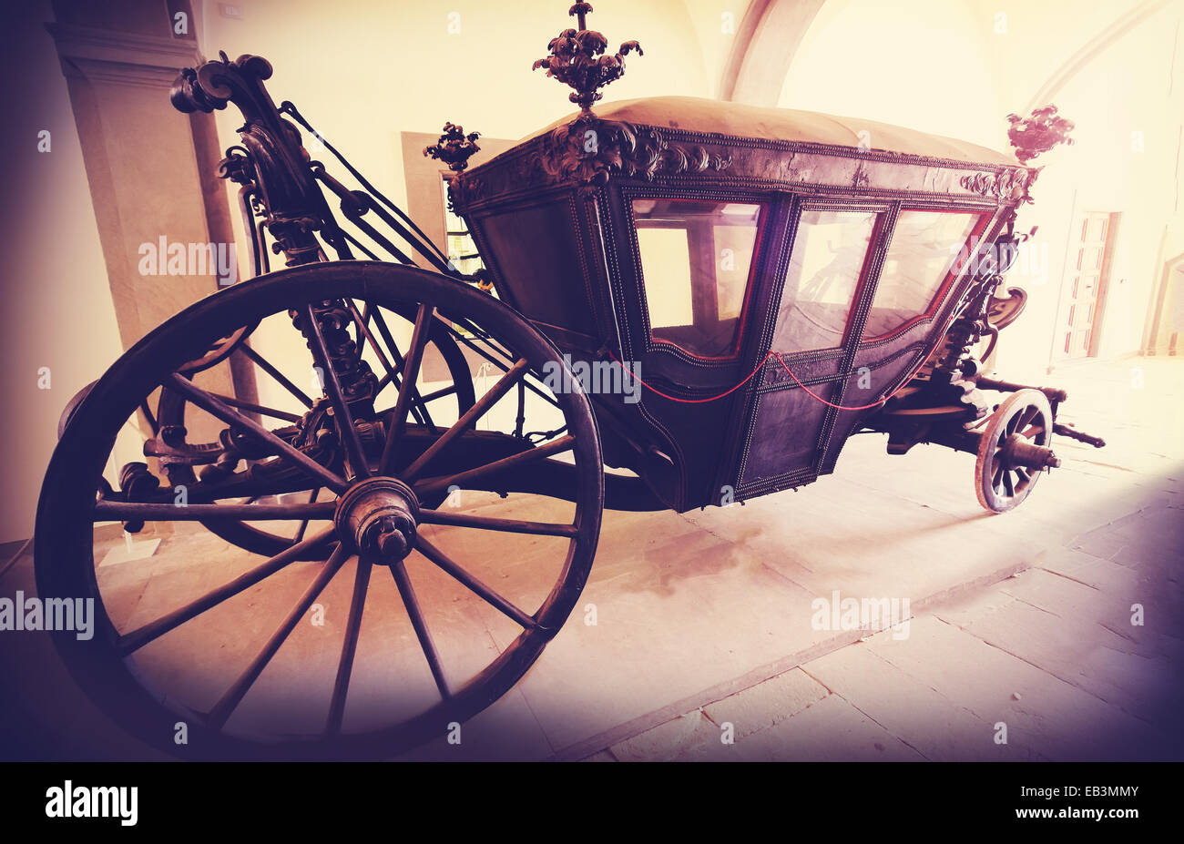 Retro vintage photo filtrée d'un vieux chariot en bois. Banque D'Images