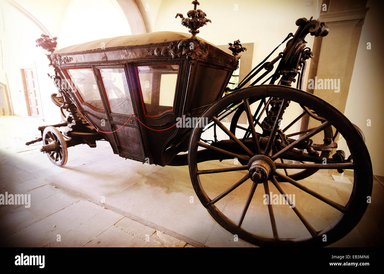 Retro vintage photo filtrée d'un vieux chariot en bois. Banque D'Images