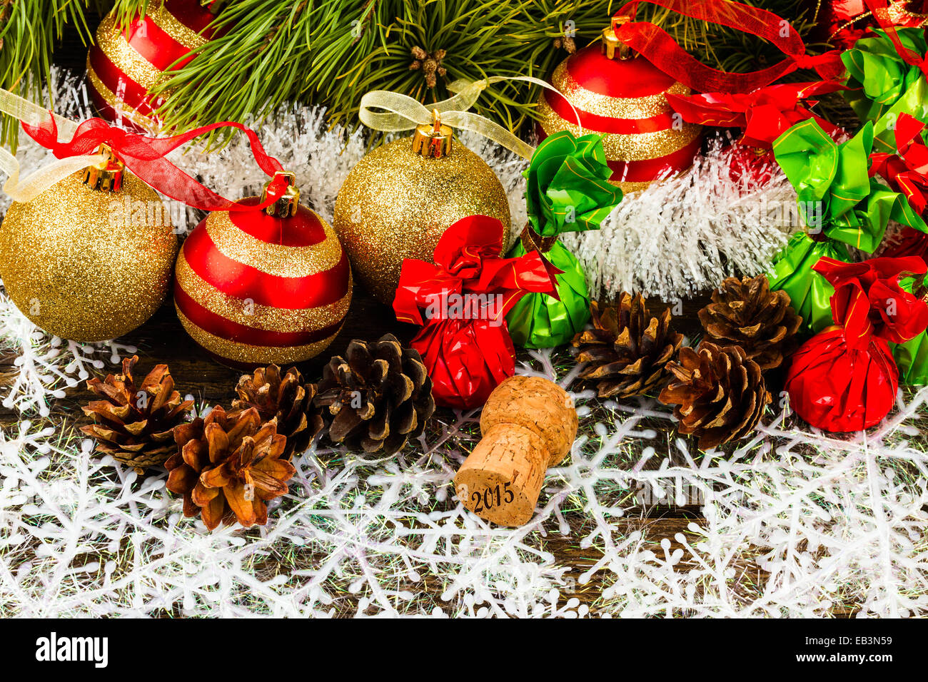 Noël Nouvel An-black avec cône de pin, boule de noël, bouchons de champagne et bonbons Banque D'Images