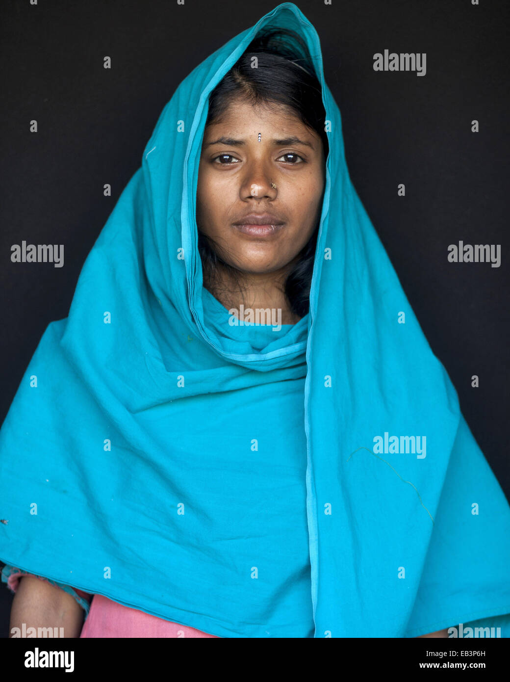 De veille, au Bangladesh. Mar 9, 2014. Survivant de la mode Tazreen Khadeza Akter Sumène moins de 20 ans a sauté du 2e étage de l'immeuble vivant avec la maladie mentale.Ils n'ont jamais su l'obscurité de la sinistre nuit pourrait être le prélude d'un autre sombre épisode de leur vie en attente de l'avant.La nuit lourde d'air avec de la fumée et de la chaleur, et le bruit des cris de terreur, les nombreuses personnes piégées à l'intérieur de l'édifice ultra Tazreen Fashions -- n'étaient que le début d'une longue lutte.Le 24 novembre 2012, plus de 120 personnes brûlées à mort après avoir été coincé derrière des sort à l'Tazreen Fashions fac Banque D'Images