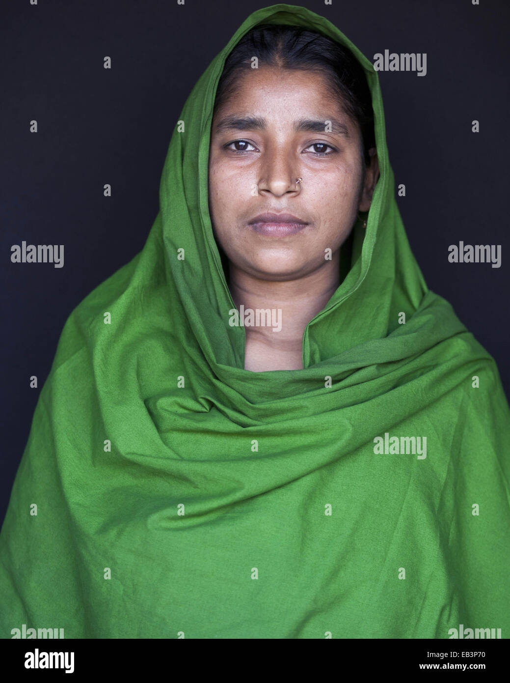 De veille, au Bangladesh. Mar 9, 2014. Survivant de la mode Tazreen Razia Begum moins de 25 ans a sauté du 2e étage de l'immeuble vivant avec jambe cassée et part.Ils n'ont jamais su l'obscurité de la sinistre nuit pourrait être le prélude d'un autre sombre épisode de leur vie en attente de l'avant.La nuit lourde d'air avec de la fumée et de la chaleur, et le bruit des cris de terreur, les nombreuses personnes piégées à l'intérieur de l'édifice ultra Tazreen Fashions -- n'étaient que le début d'une longue lutte.Le 24 novembre 2012, plus de 120 personnes brûlées à mort après avoir été coincé derrière des sort à l'Tazreen Fashions facto Banque D'Images