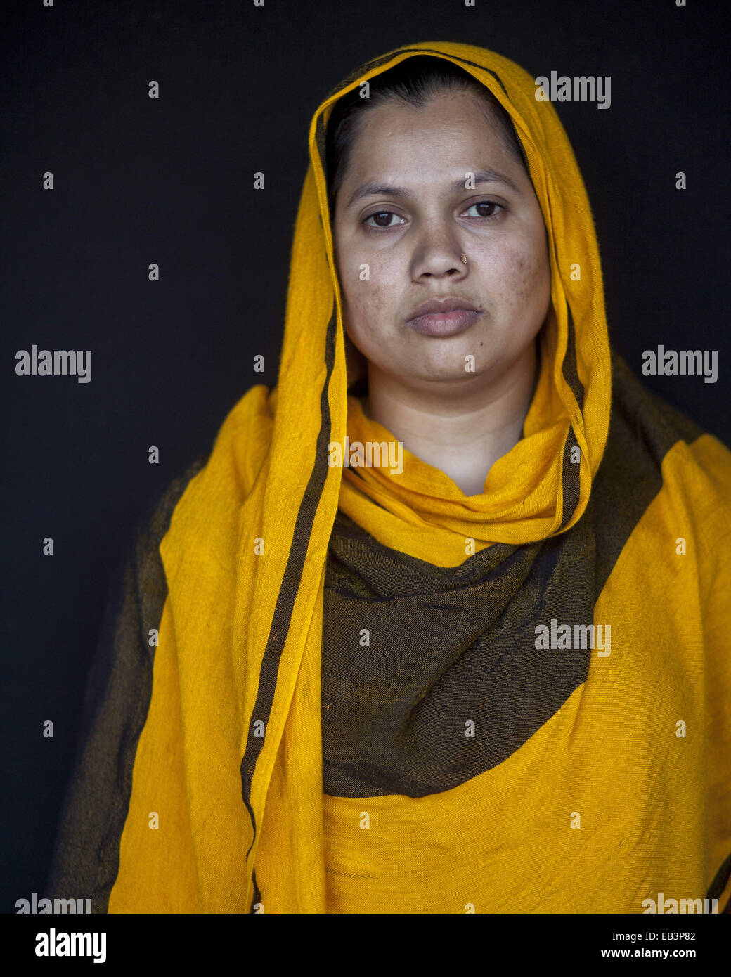 9 mars 2014 - Saver, Bangladesh - Tazreen Fashion Rokeya Begum survivant de 26 ans est passé de 3e étage de l'immeuble vivant avec jambe droite cassée....Ils n'ont jamais su l'obscurité de la sinistre nuit pourrait être le prélude d'un autre sombre épisode de leur vie en attente à venir..l'air nocturne lourd de la fumée et de la chaleur, et le bruit des cris de terreur, les nombreuses personnes piégées à l'intérieur de l'édifice ultra Tazreen Fashions -- n'étaient que le début d'une longue lutte..Le 24 novembre 2012, plus de 120 personnes brûlées à mort après avoir été coincé derrière des sorties à l'usine Tazreen Fashions Banque D'Images