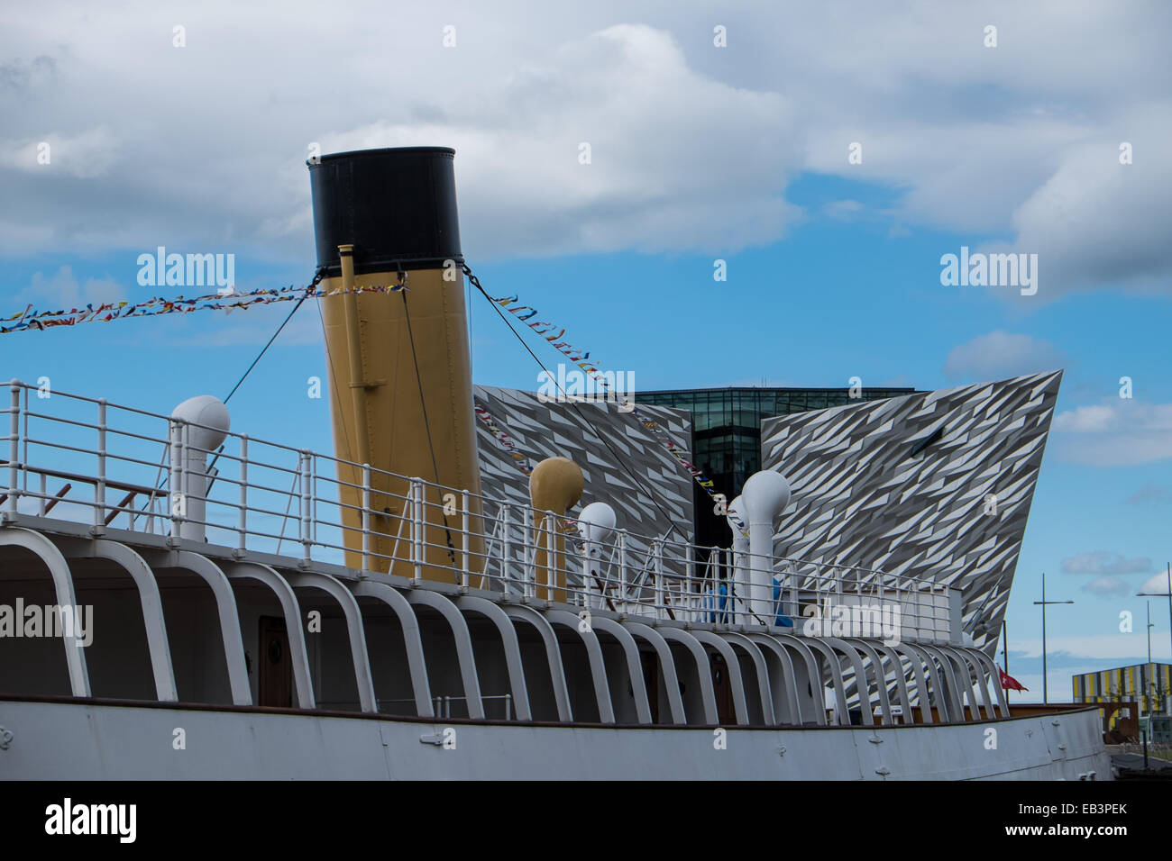 Bateau à vapeur SS Nomadic à Belfast en Irlande du Nord construit par Harland and Wolff avec le Titanic Museum de l'arrière-plan Banque D'Images