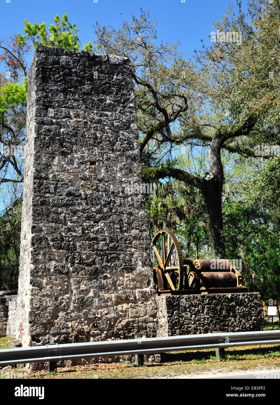 De gauche à droite : cheminée, volant moteur, grand pignon et 3-Rouleau laminoir. Yulee Sugar Mill Ruins Historic State Park dans le vieux Homosassa Banque D'Images