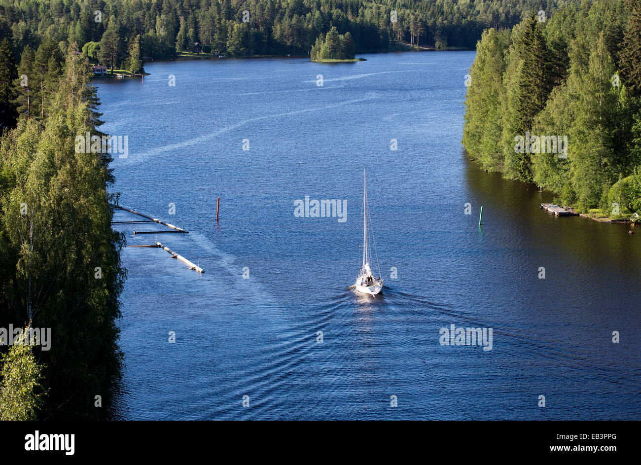 Vue aérienne d'un voilier roulant à moteur à l'intérieur de la rivière , Leppävirta , Finlande Banque D'Images