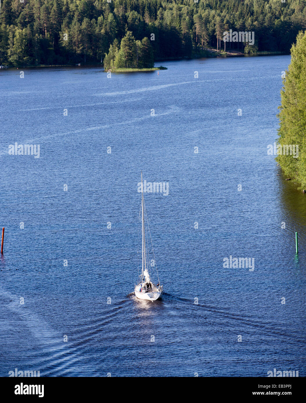 Vue aérienne d'un voilier roulant à moteur à l'intérieur de la rivière , Leppävirta , Finlande Banque D'Images