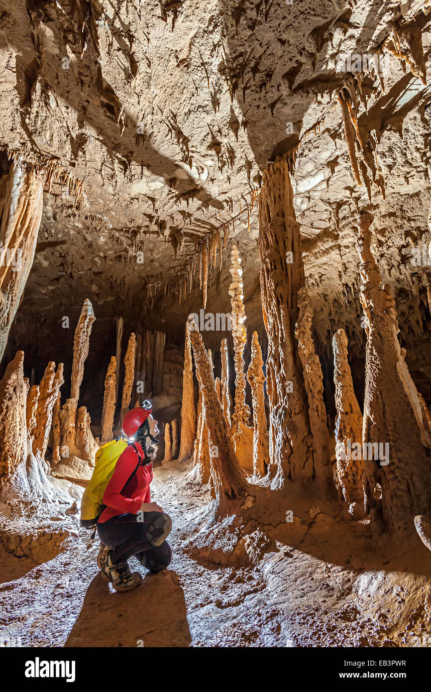 Grotte de la forêt ivre avec des stalagmites et spéléologue, Parc national du Gunung Mulu, Malaisie Banque D'Images