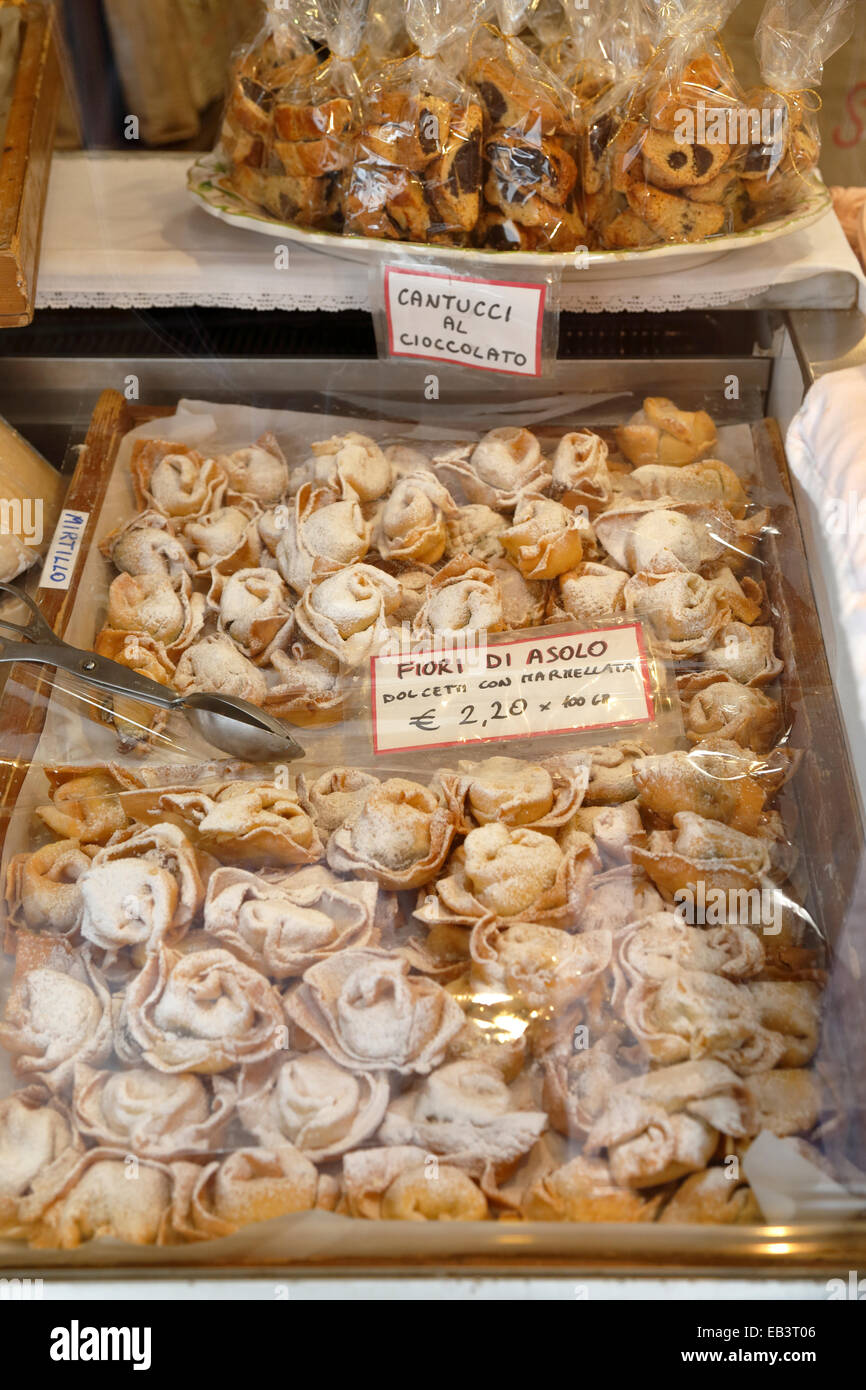 Sweet déserts dans une épicerie fine, Asolo, Italie, Vénétie. Banque D'Images