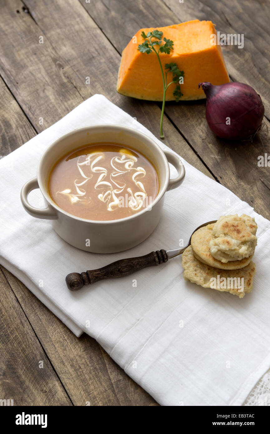 Bol de soupe chaude avec de la crème sur la table en bois Banque D'Images