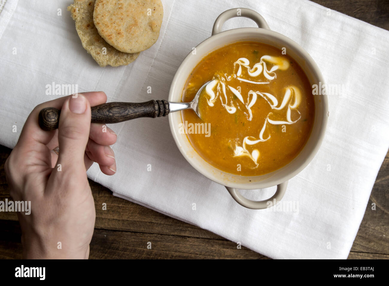 Bol de soupe chaude avec de la crème sur la table en bois, d'en haut Banque D'Images