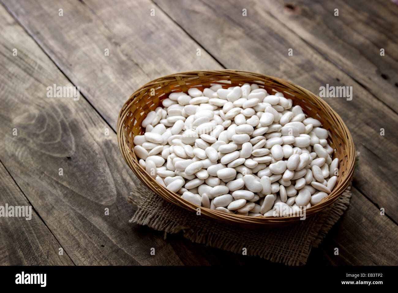 Panier en osier plein de haricots sur le tableau, de l'alimentation libre Banque D'Images