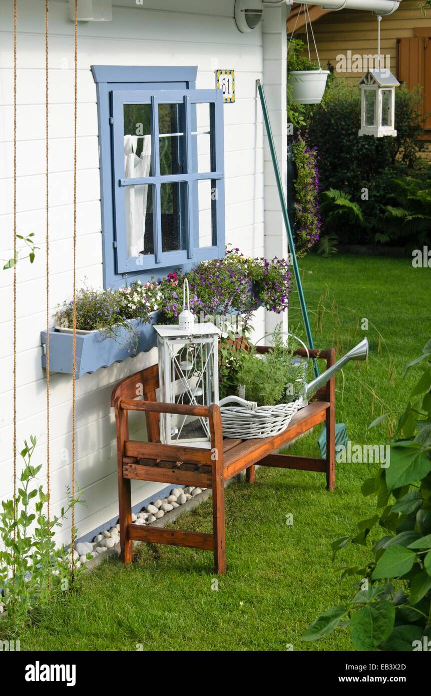 Maison de jardin avec banc blanc Banque D'Images