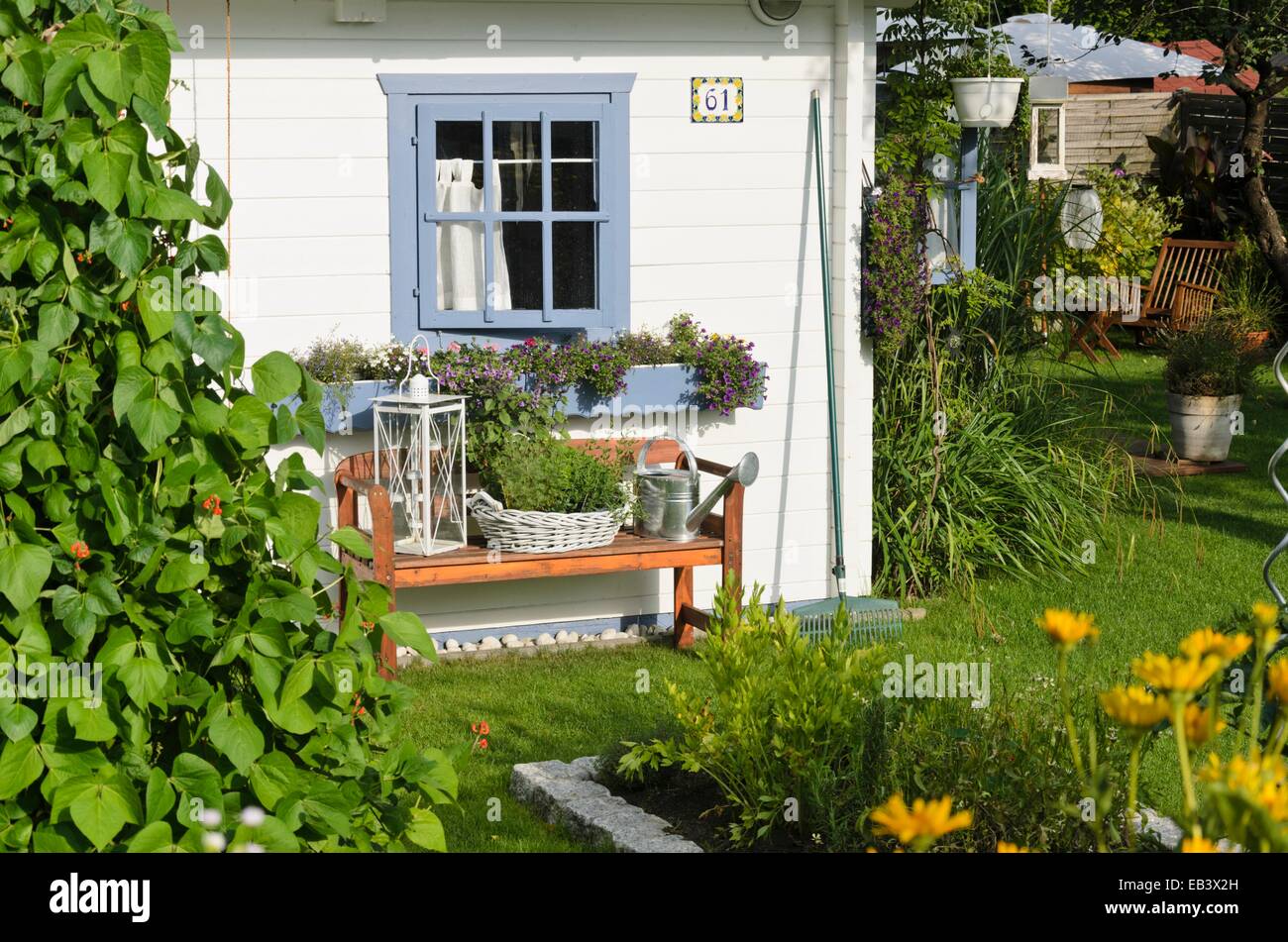 Maison de jardin avec banc blanc Banque D'Images