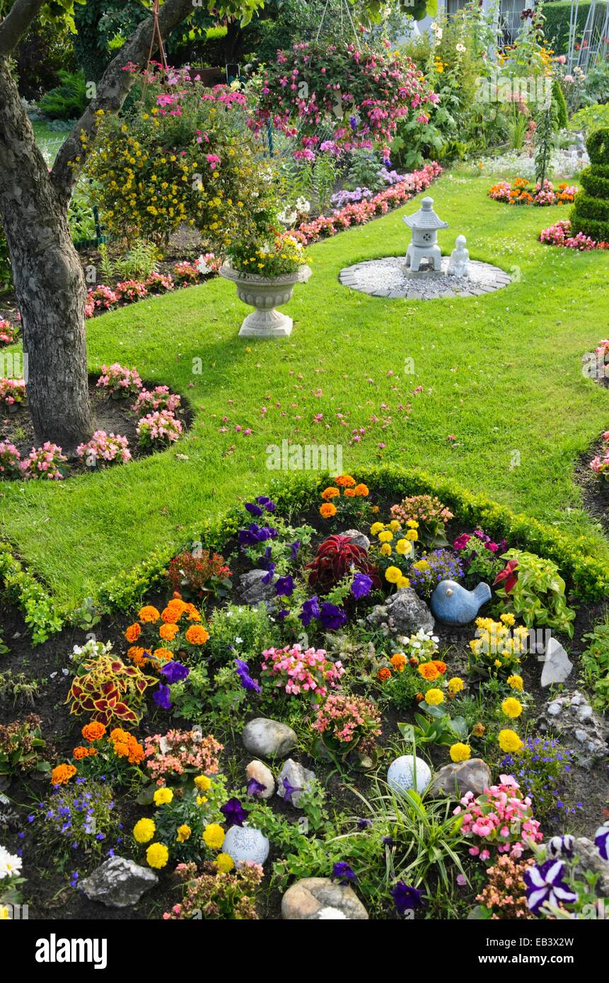 Fleurs d'été dans un jardin d'attribution Banque D'Images