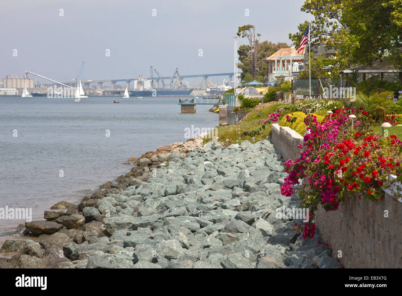 Profil de port avec jardins et le terminal maritime de San Diego. Banque D'Images
