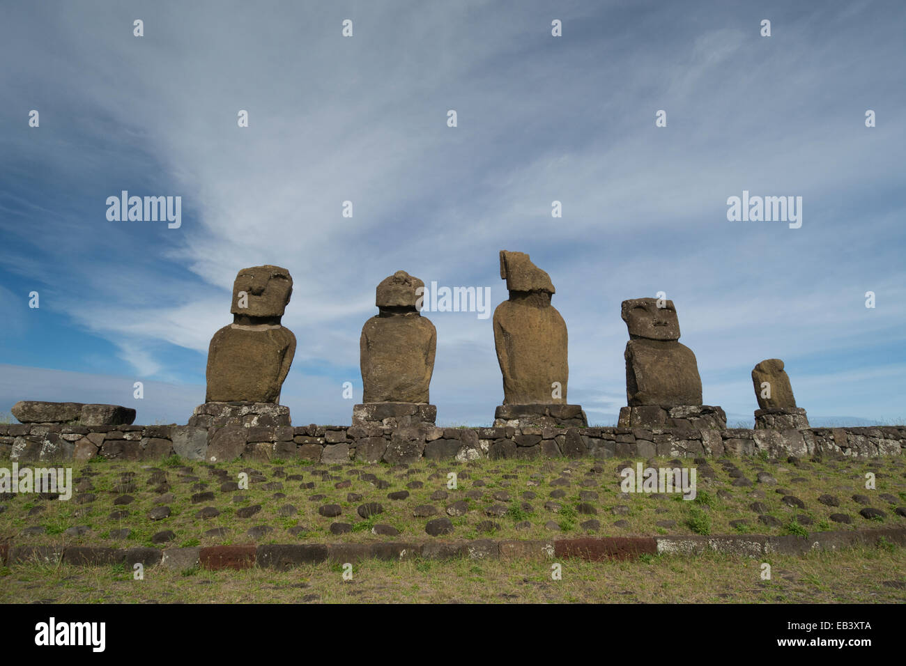 Le Chili, l'île de Pâques ou Rapa Nui, Hanga Roa. Parc national de Rapa Nui. L'ahu Tahai Ahu Vai Uri, avec plate-forme de cérémonie. Banque D'Images