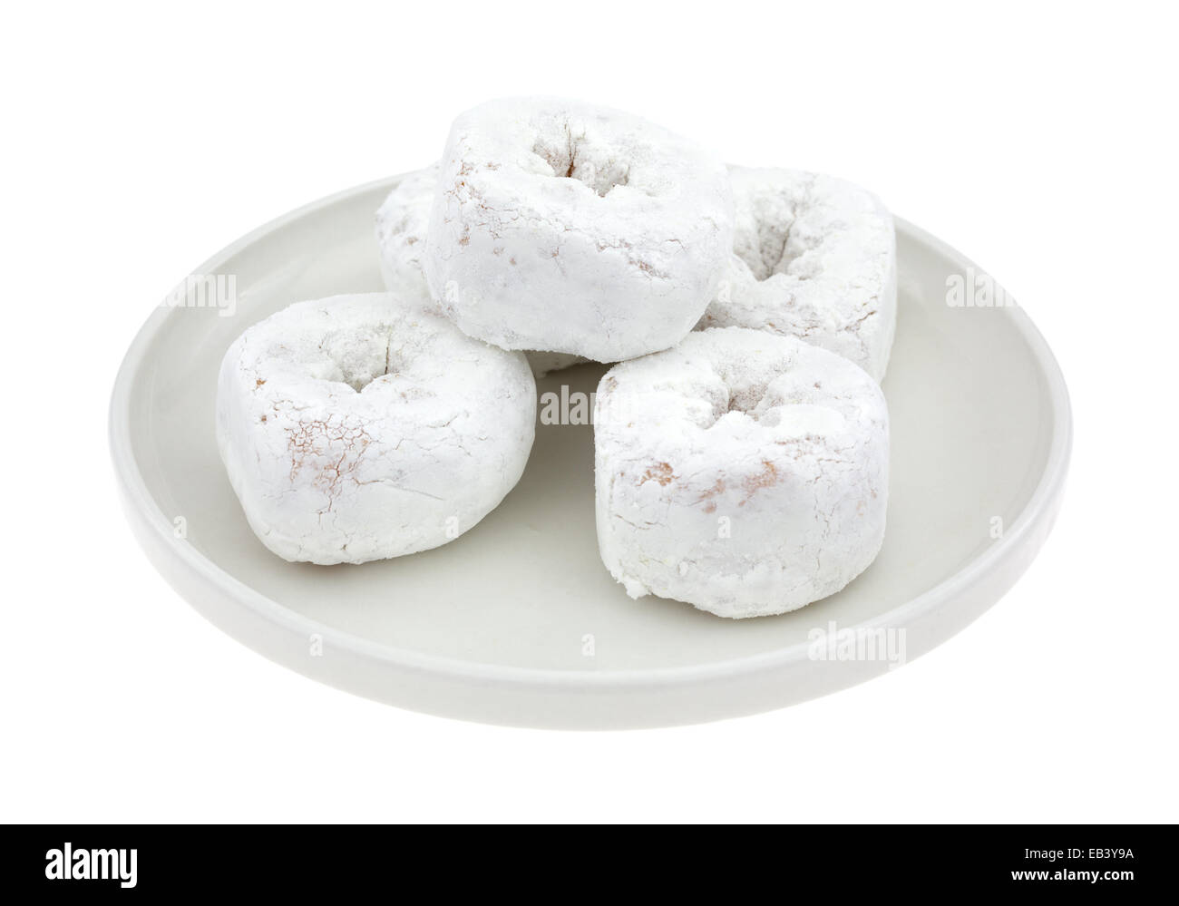 Un groupe de sucre blanc en poudre donuts sur une petite plaque sur un fond blanc. Banque D'Images