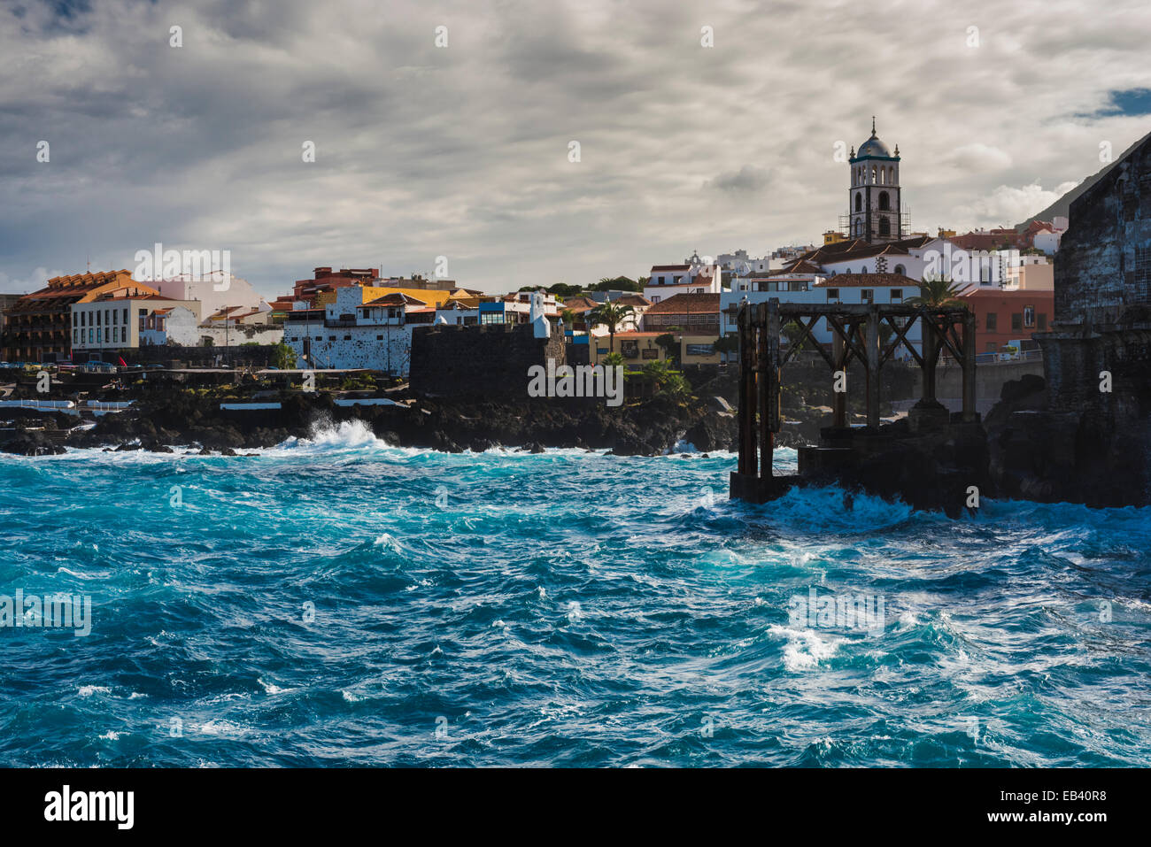 Mer agitée dans le port de Garachico, célèbre pour avoir été détruite par une coulée de lave en 1706 Banque D'Images
