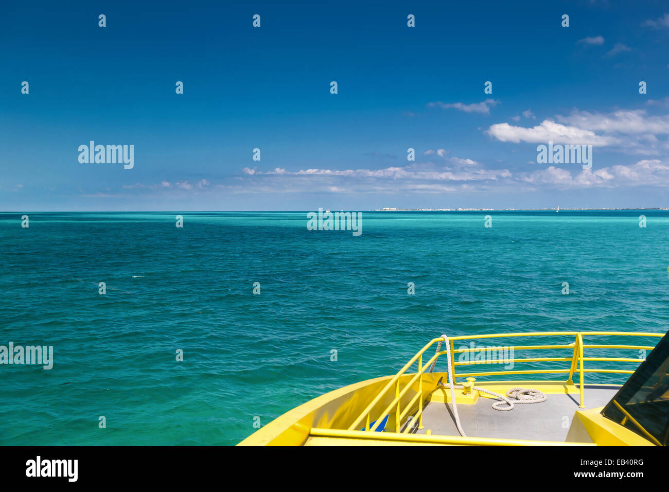Catamaran jaune en mer des caraïbes, Cancun, Mexique Banque D'Images