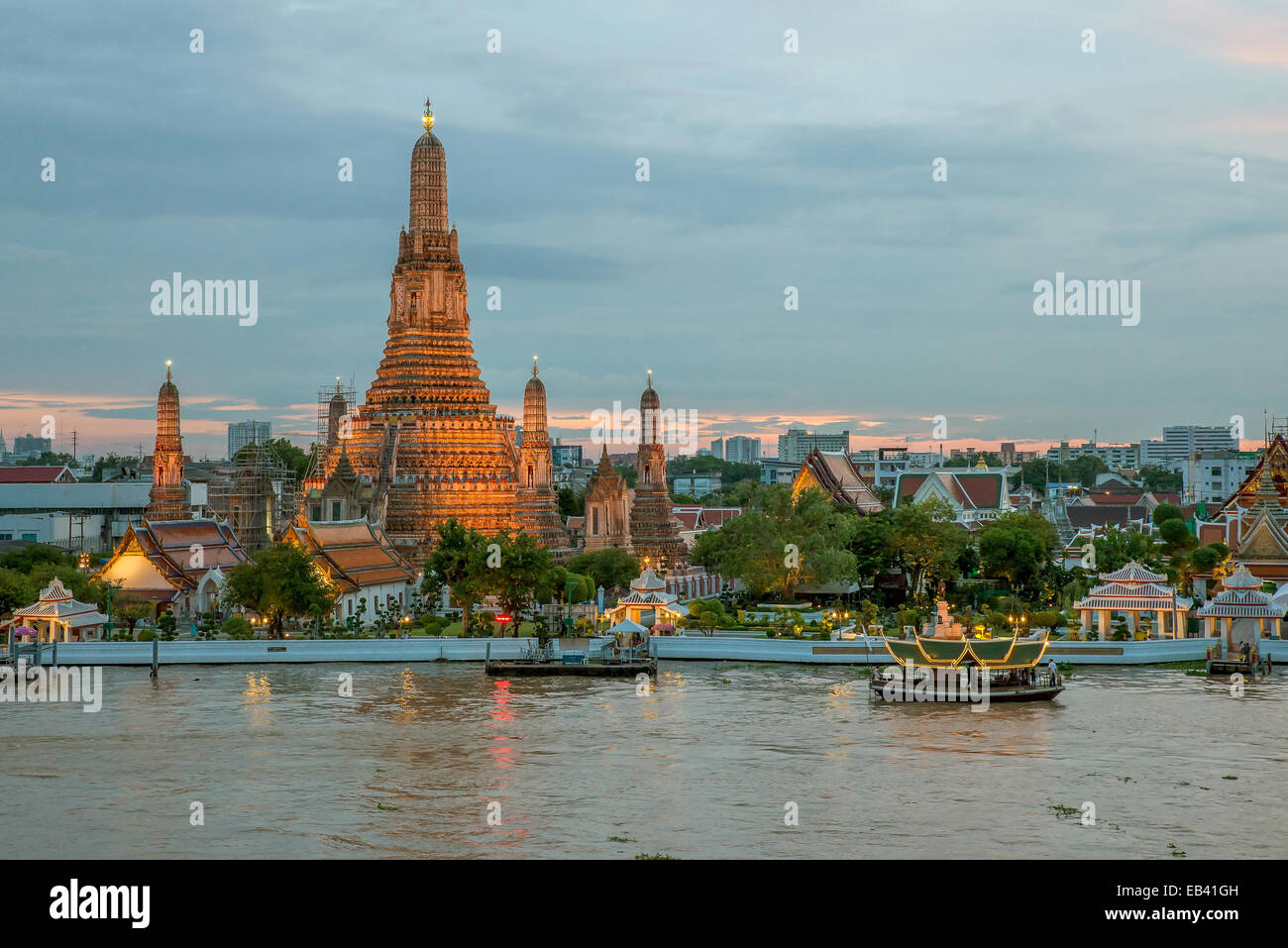 Vue de la nuit de Wat Arun temple et la rivière Chao Phraya, Bangkok, Thaïlande Banque D'Images