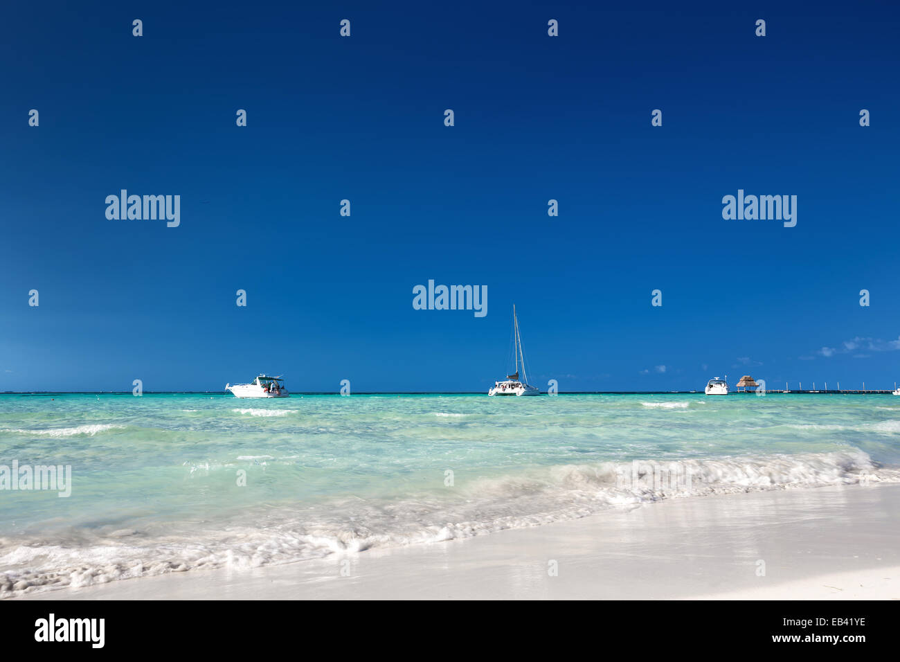 Yachts et voile en mer des caraïbes, Cancun, Mexique Banque D'Images