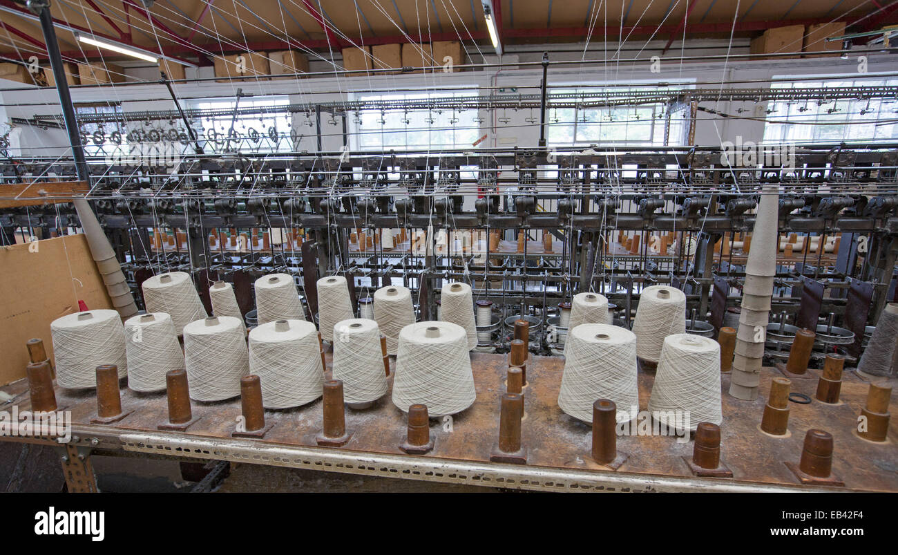 Gamme de machines pour la filature de la laine et d'énormes bobines de fil à Trefriw Woollen Mills historique,attraction touristique populaire au pays de Galles Banque D'Images