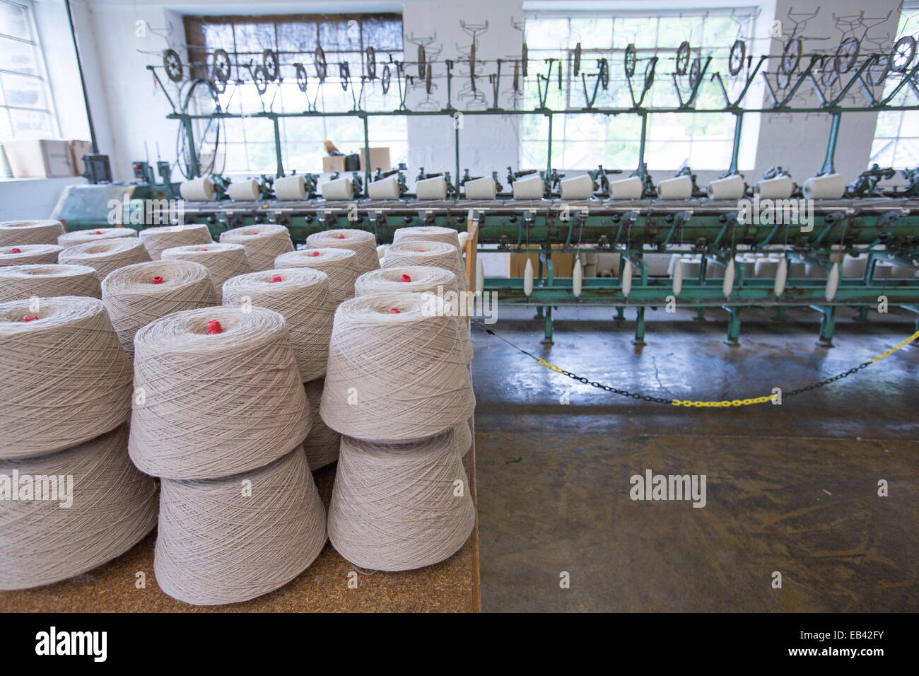Gamme de machines pour la filature de la laine et d'énormes bobines de fil à Trefriw Woollen Mills historique, attraction touristique populaire au pays de Galles Banque D'Images