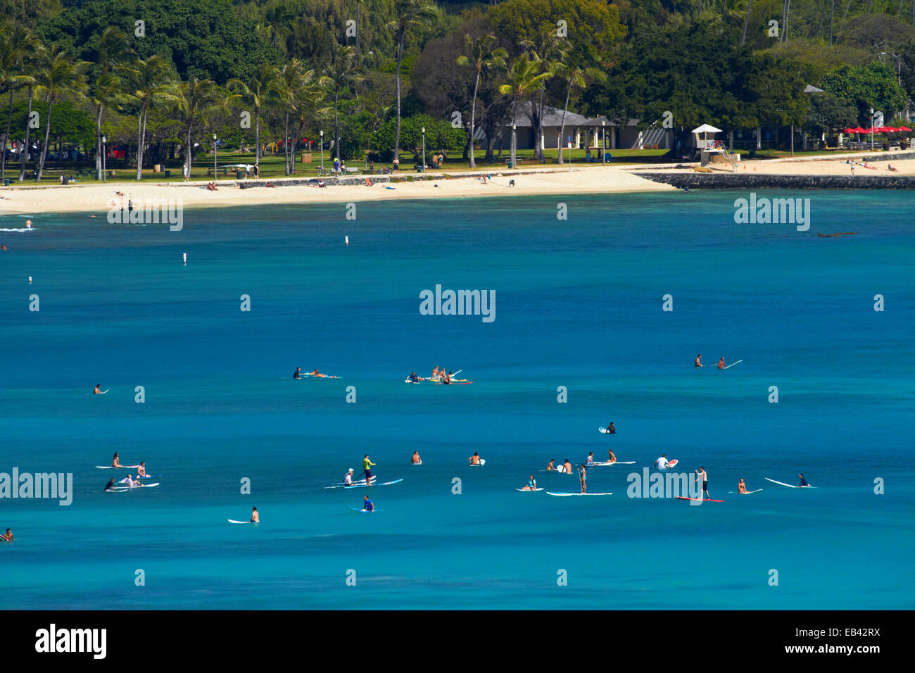 Les surfeurs et Stand Up Paddle boarders, Waikiki, Honolulu, Oahu, Hawaii, USA Banque D'Images