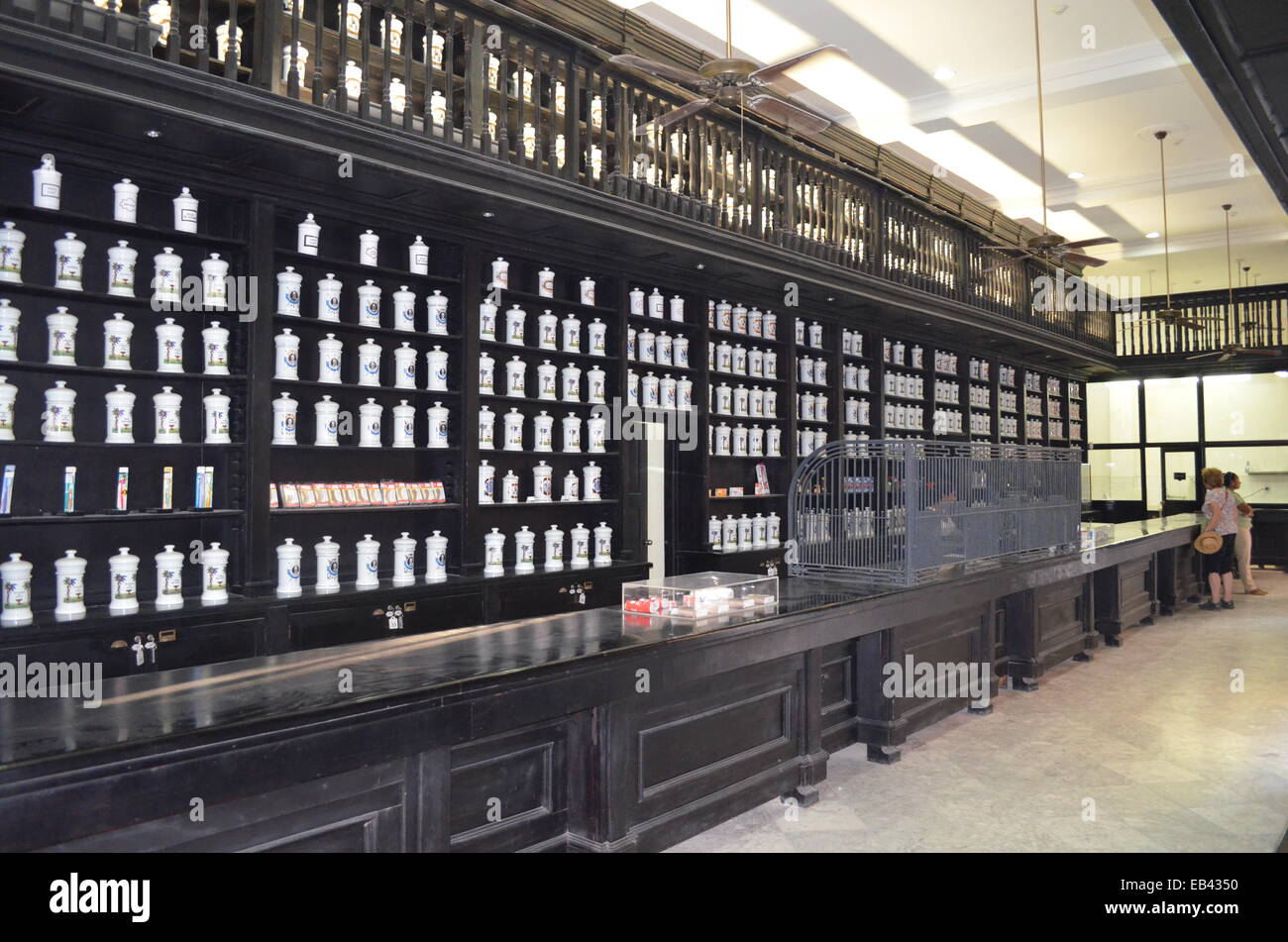 Les rayons d'une pharmacie cubaine sur la Calle Obispo dans la vieille Havane. Banque D'Images