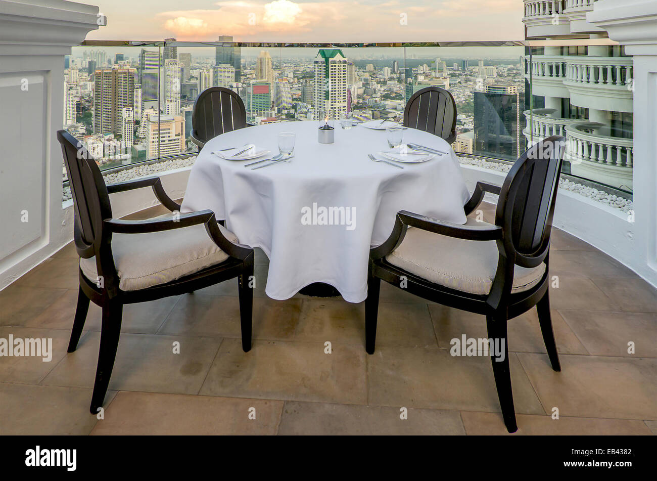 Siège et table sur terrasse avec vue sur la haute Banque D'Images