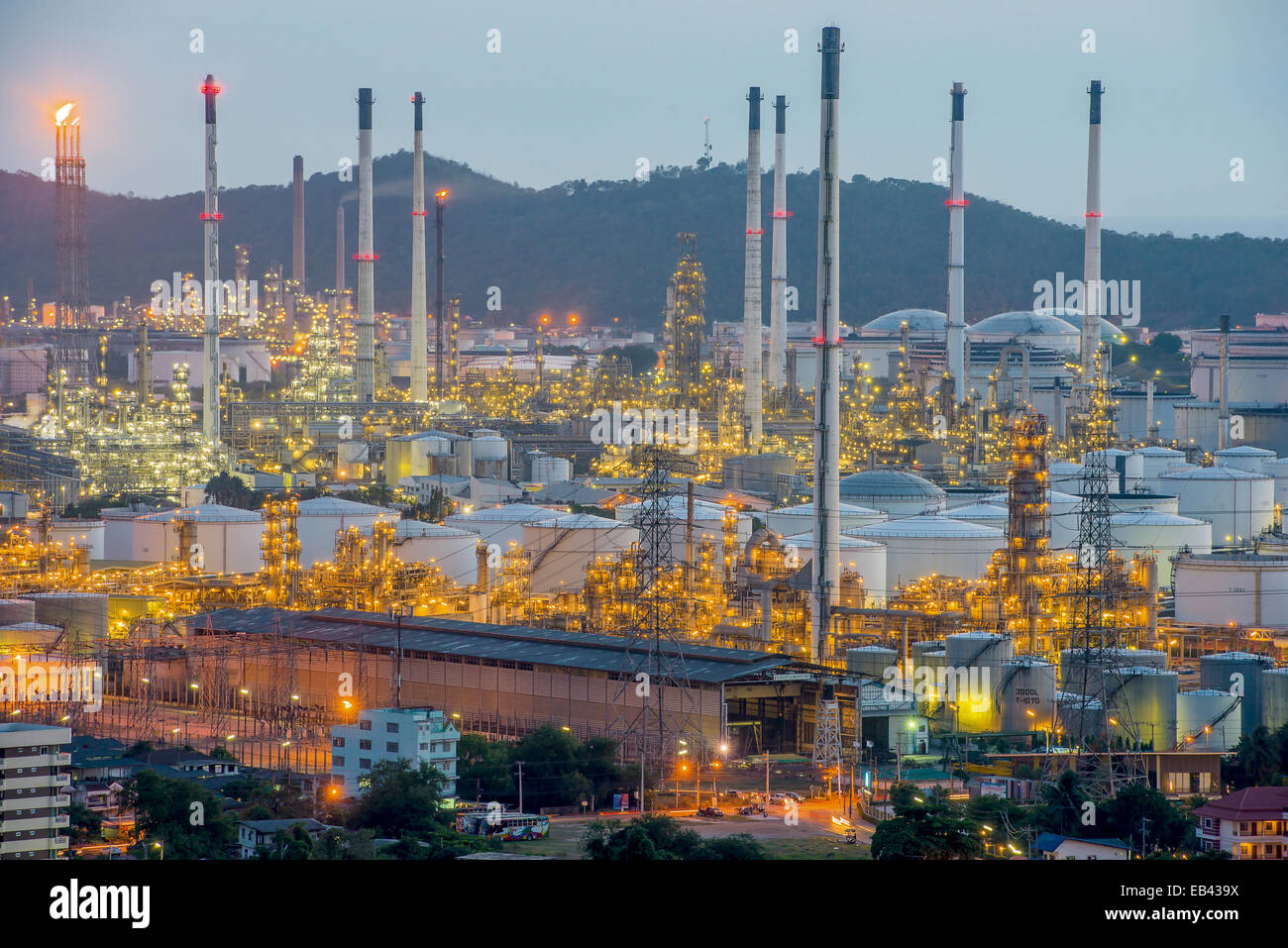Raffinerie de pétrole au crépuscule - factory Banque D'Images