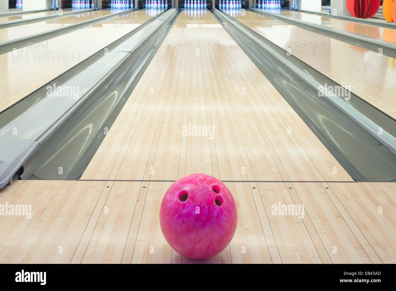 Sur boules de bowling contre dix quilles Banque D'Images