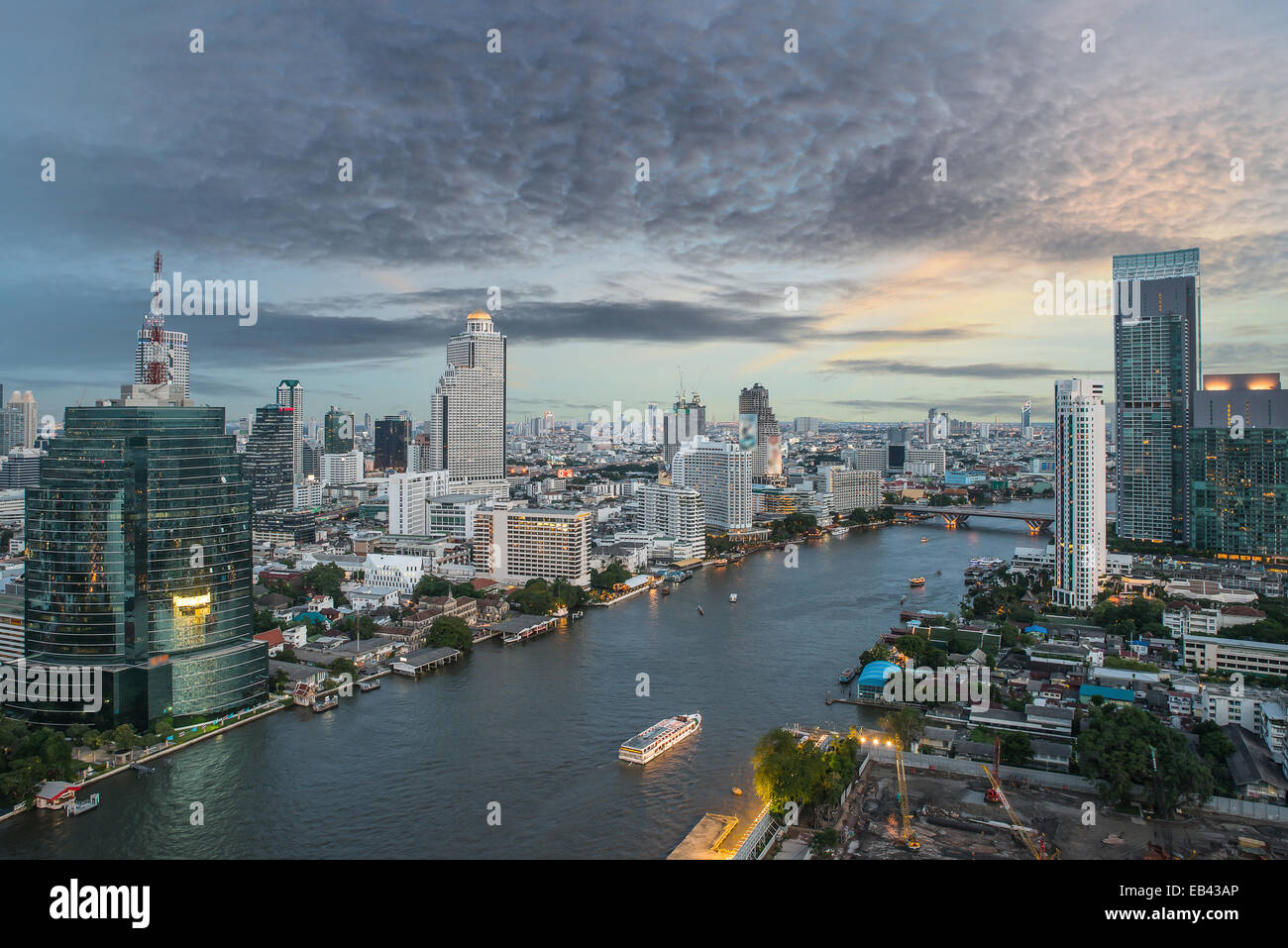 La ville de Bangkok de nuit, l'hôtel et repas avec résident cruise ship Banque D'Images