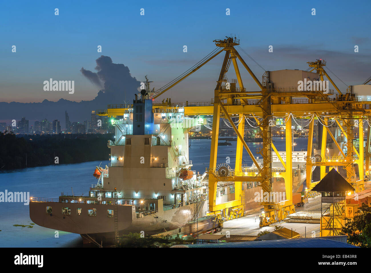 Navire de fret Cargo Container industriel avec grue de pont en chantier au crépuscule pour Import Export Logistique contexte Banque D'Images