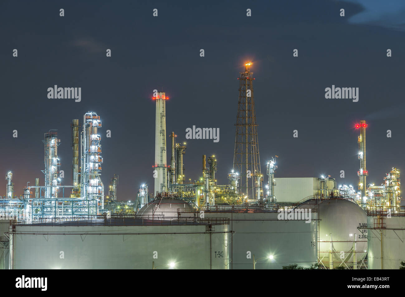 Raffinerie de pétrole à crépuscule dramatique en Thaïlande Banque D'Images