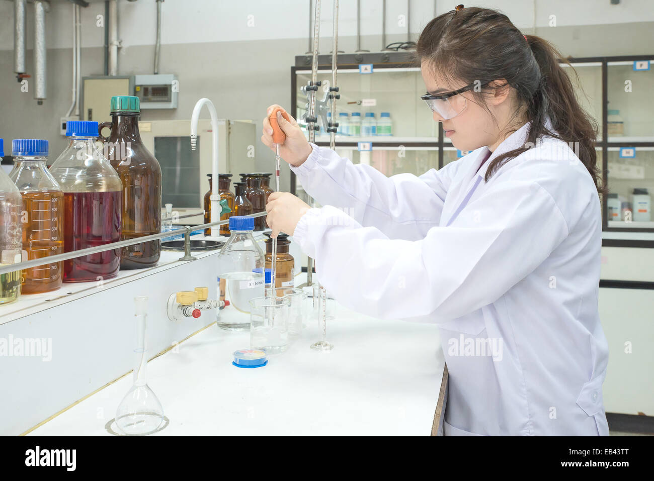 Le scientifique asiatique travaillant au laboratoire Banque D'Images