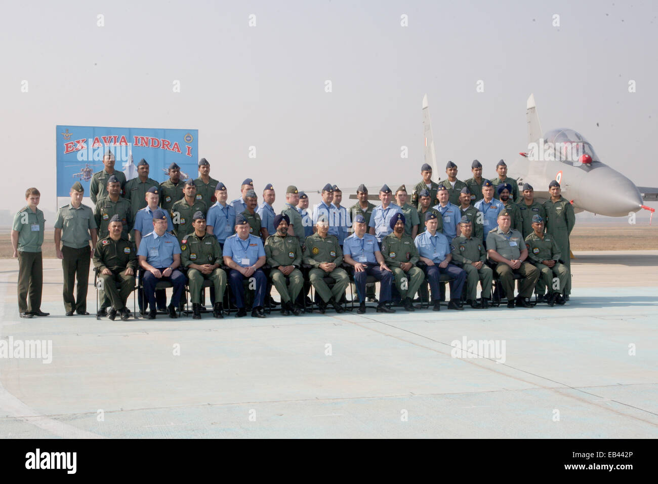Les officiers de l'Armée de l'air indienne et Fédération de Russie (RFAF) posent pour une photographie commune lors de l'inauguration de ?  ?La phase opérationnelle d'Indo-Russian Exercice conjoint Avia Indra-I Phase II chez Air Force Station Halwara. © Bhaskar Mallick /Pacific Press/Alamy Live News Banque D'Images