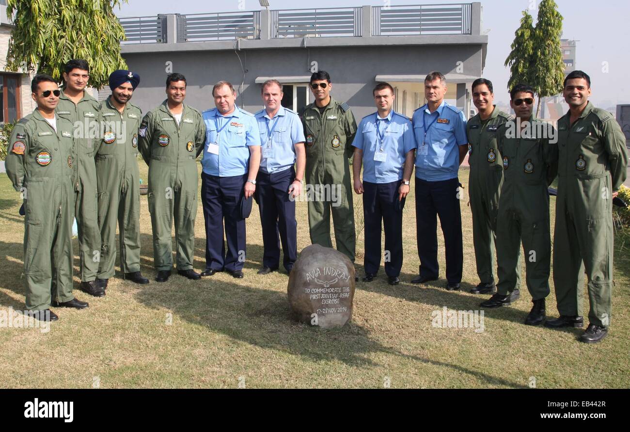 Les officiers de l'Armée de l'air indienne et Fédération de Russie (RFAF) posent pour une photo à côté de la commune de pierre sculpté à la main pour commémorer le Indo-Russian » Exercice conjoint Ex Avia Indra-Phase I-II" à l'Air Force Station Halwara. © Bhaskar Mallick /Pacific Press/Alamy Live News Banque D'Images