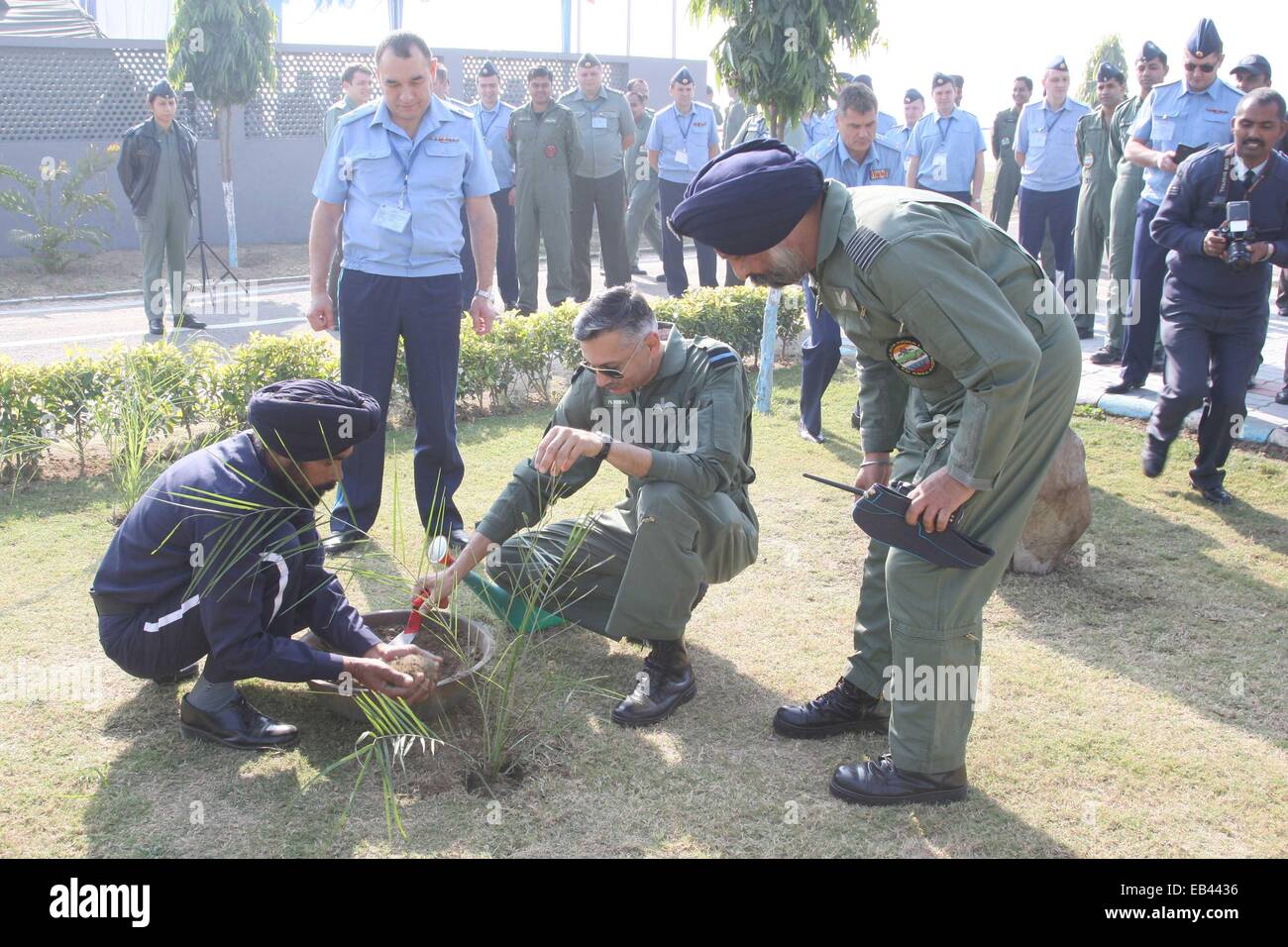 Le Commodore de l'air PK Vohra ?, ? Commandant de l'air, l'Air Force Station Halwara et le Major-général Alexander N Lyapkin de Fédération de Russie Air Force (RFAF) la plantation d'arbres pour commémorer le Indo-Russian » Exercice conjoint Ex Avia Indra-Phase I-II" à l'Air Force Station Halwara. © Bhaskar Mallick /Pacific Press/Alamy Live News Banque D'Images