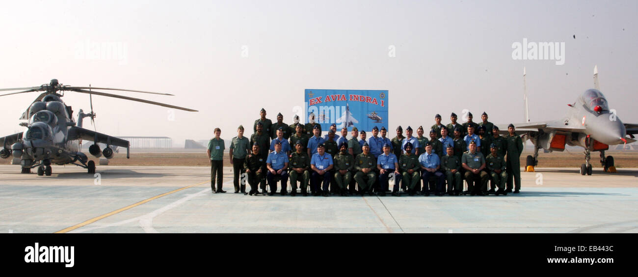 Les officiers de l'Armée de l'air indienne et Fédération de Russie (RFAF) posent pour une photographie commune lors de l'inauguration de ?  ?La phase opérationnelle d'Indo-Russian Exercice conjoint Avia Indra-I Phase II chez Air Force Station Halwara. © Bhaskar Mallick /Pacific Press/Alamy Live News Banque D'Images