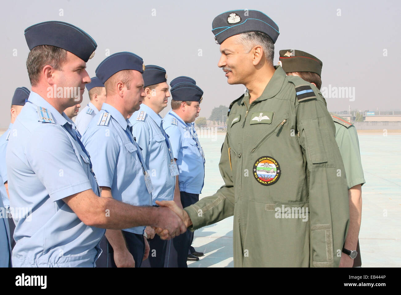 Le Major-général Alexander N Lyapkin de Fédération de Russie Air Force (RFAF) et l'Air Commodore PK Vohra ?, ? Commandant de l'Air Air Force Station Halwara interagir avec l'IAF et contingent RFAF ?s ? Au cours de la journée inaugurale du ?la phase opérationnelle d'Ex Avia Indra-Phase I-II à l'Air Force Station Halwara. © Bhaskar Mallick /Pacific Press/Alamy Live News Banque D'Images