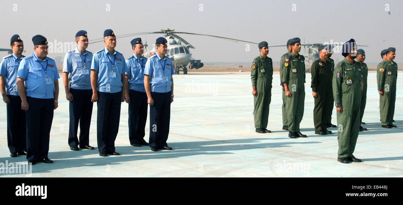 Le Major-général Alexander N Lyapkin de Fédération de Russie Air Force (RFAF) accompagné par le Commodore de l'air PK Vohra ?, Commandant de l'Air Air Force Station Halwara ?, ? Traiter de l'AIF et contingents RFAF durant la journée inaugurale de ? La phase opérationnelle d'Ex Avia Indra-Phase I-II. © Bhaskar Mallick /Pacific Press/Alamy Live News Banque D'Images