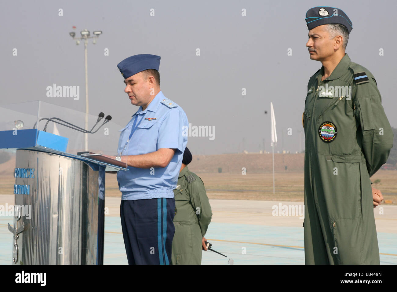 Le Major-général Alexander N Lyapkin de Fédération de Russie Air Force (RFAF) accompagné par le Commodore de l'air PK Vohra ?, Commandant de l'Air Air Force Station Halwara ?, ? Traiter de l'AIF et contingents RFAF durant la journée inaugurale de ? La phase opérationnelle d'Ex Avia Indra-Phase I-II. © Bhaskar Mallick /Pacific Press/Alamy Live News Banque D'Images