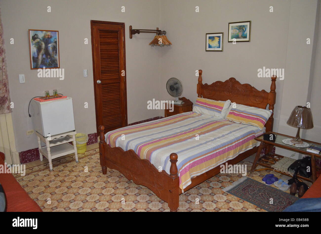 Chambres à l'intérieur typique d'une casa particular bed & breakfast à La  Havane, Cuba Photo Stock - Alamy