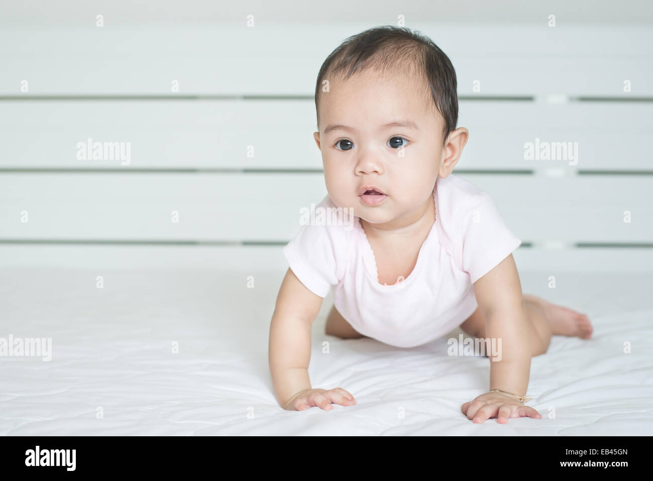 Asian cute girl baby crawling dans la chambre Banque D'Images