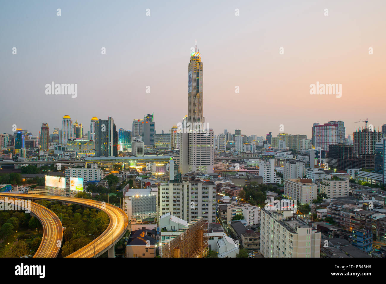 La ville de Bangkok au crépuscule avec le trafic principal Banque D'Images