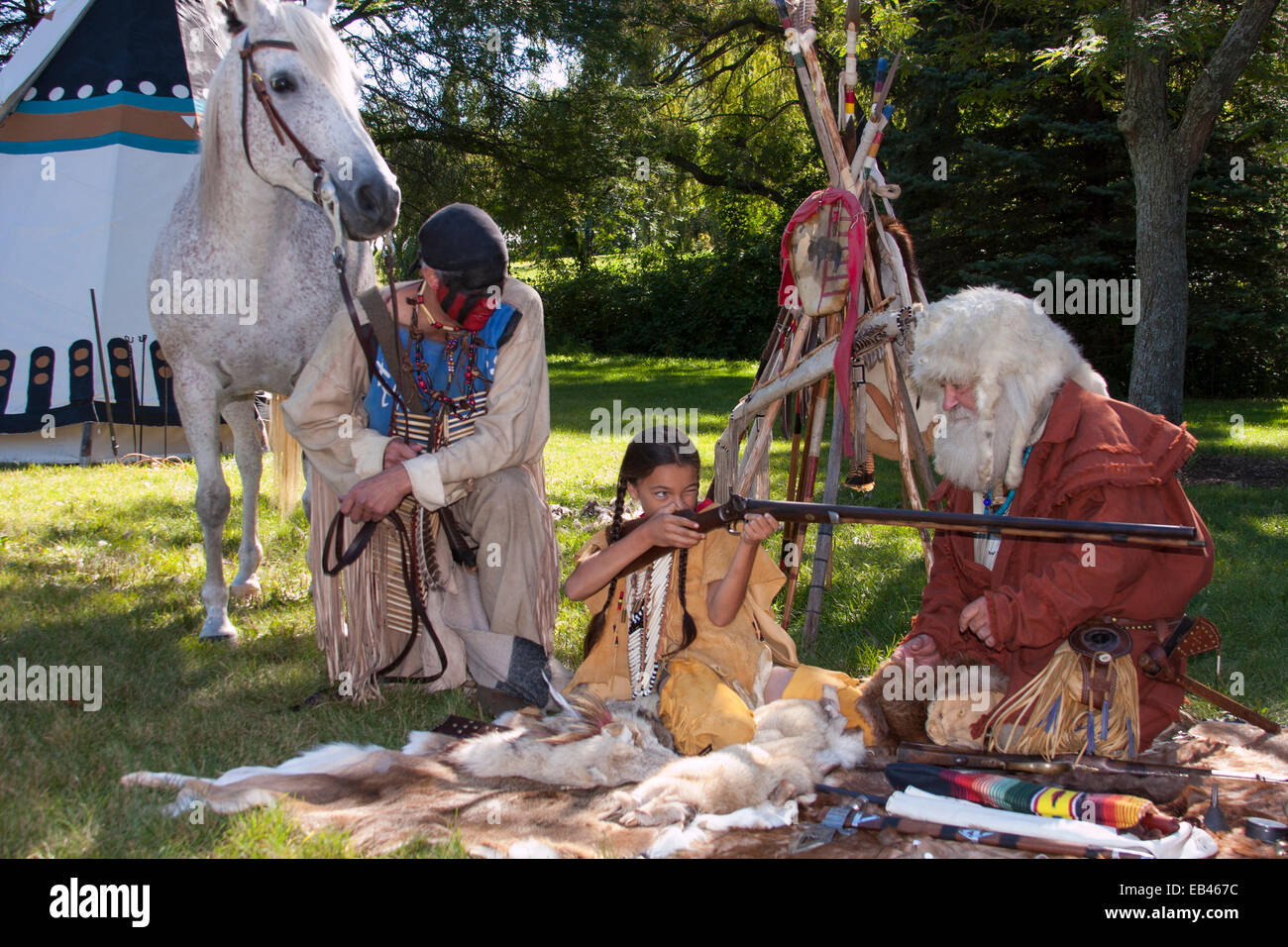 Native American Indian homme et fils trading fourrures pour un pistolet avec un homme de la montagne Banque D'Images