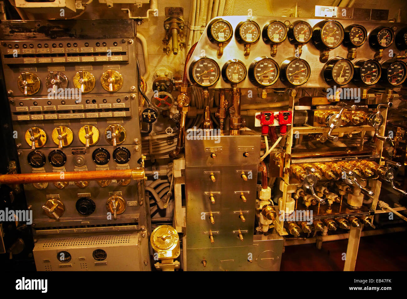 L'intérieur de ses instruments de mesure et de commande l'USS Bowfin Submarine (1942), Pearl Harbor, Honolulu, Oahu, Hawaii, USA Banque D'Images