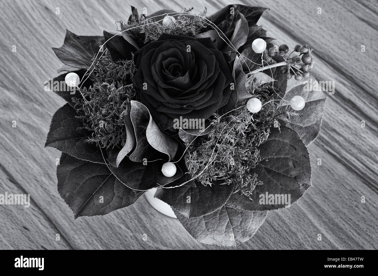 Rose unique avec les verts et déco perles dans un bouquet, noir et blanc. Banque D'Images