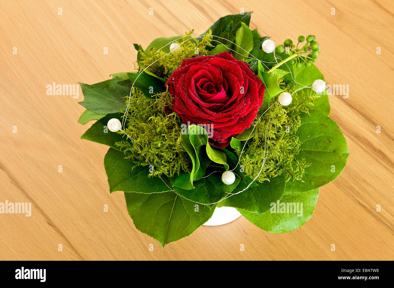 Rose unique avec les verts et déco perles dans un bouquet. Banque D'Images